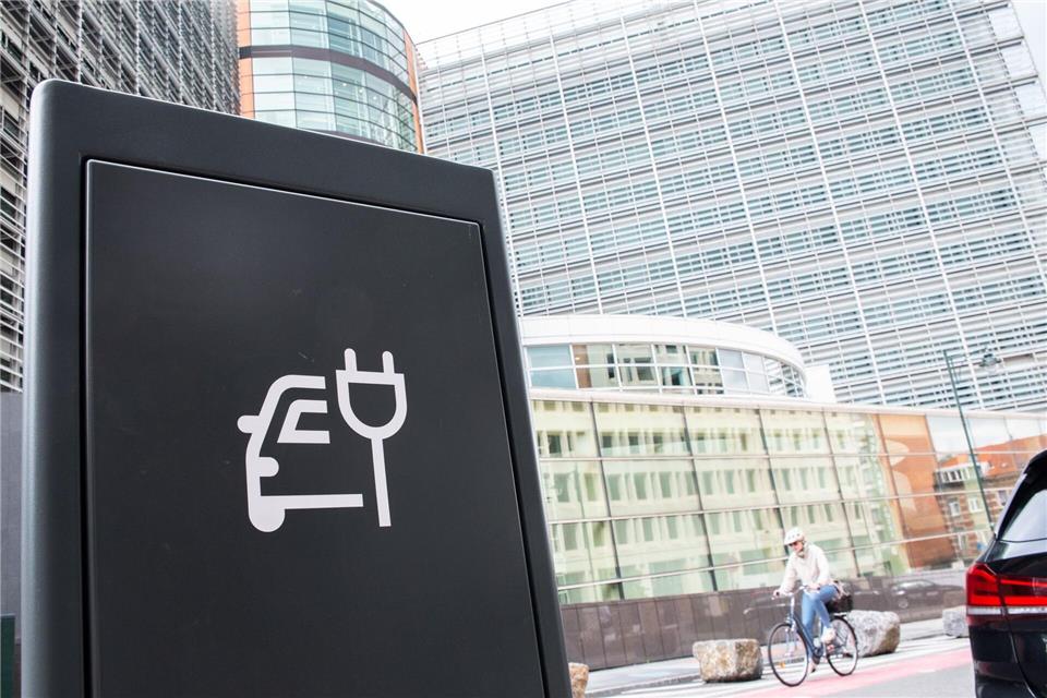 Studie sieht E-Mobilität 10 Jahre nach VW-Skandal auf Kurs Eine Studie sieht die europäische Autoindustrie auf gutem Weg zu mehr Elektromobilität und warnt vor den Auswirkungen durch Verzögerungen. (Archivbild) Alicia Windzio/dpa