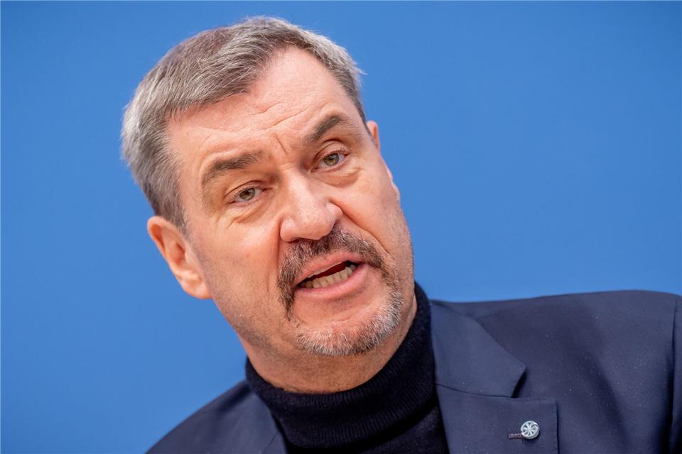 „Eine Stunde Mehrarbeit in der Woche würde uns enorm viel Wirtschaftswachstum bringen“, sagt Söder. (Archivbild)Michael Kappeler/dpa