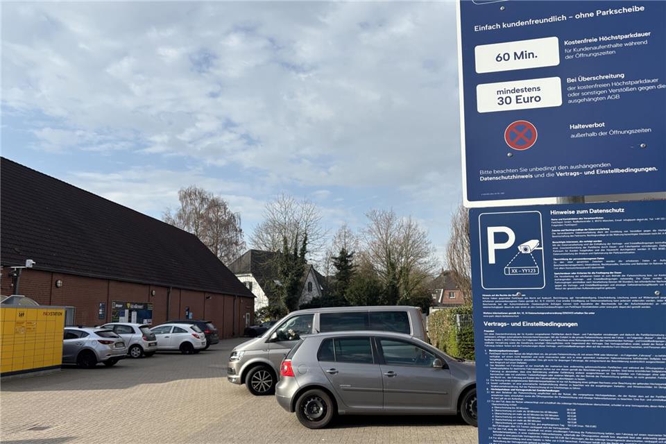 Eine Stunde darf auf dem Privatparkplatz kostenlos geparkt werden; das gilt auch für Nutzer, die nicht im Edeka-Markt einkaufen.