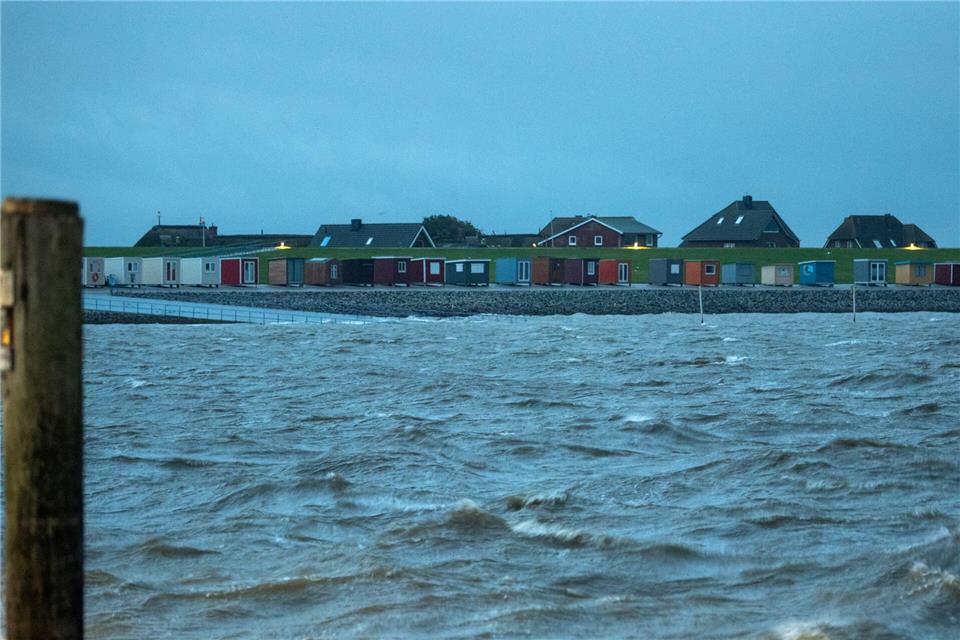 Erster Herbststurm an der Küste - keine Fahrt nach Helgoland Eine Sturmflut wird an der deutschen Nordseeküste am Montag nicht erwartet.Daniel Bockwoldt/dpa/Daniel Bockwoldt