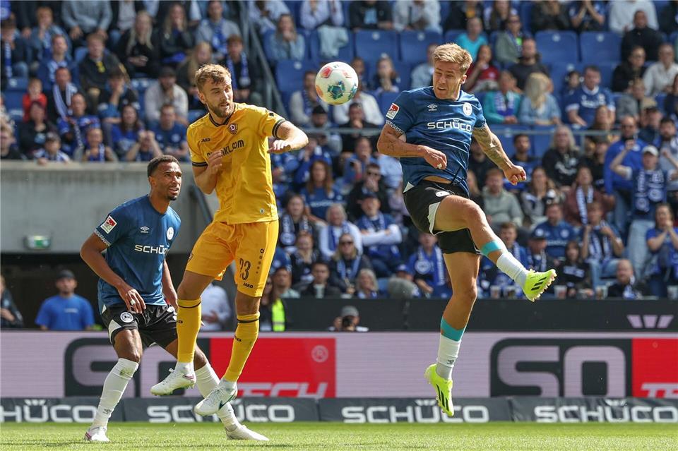 Eine Szene mit Symbolcharakter: Das Spiel zwischen Bielefeld und Dresden war oftmals ausgeglichen.Friso Gentsch/dpa