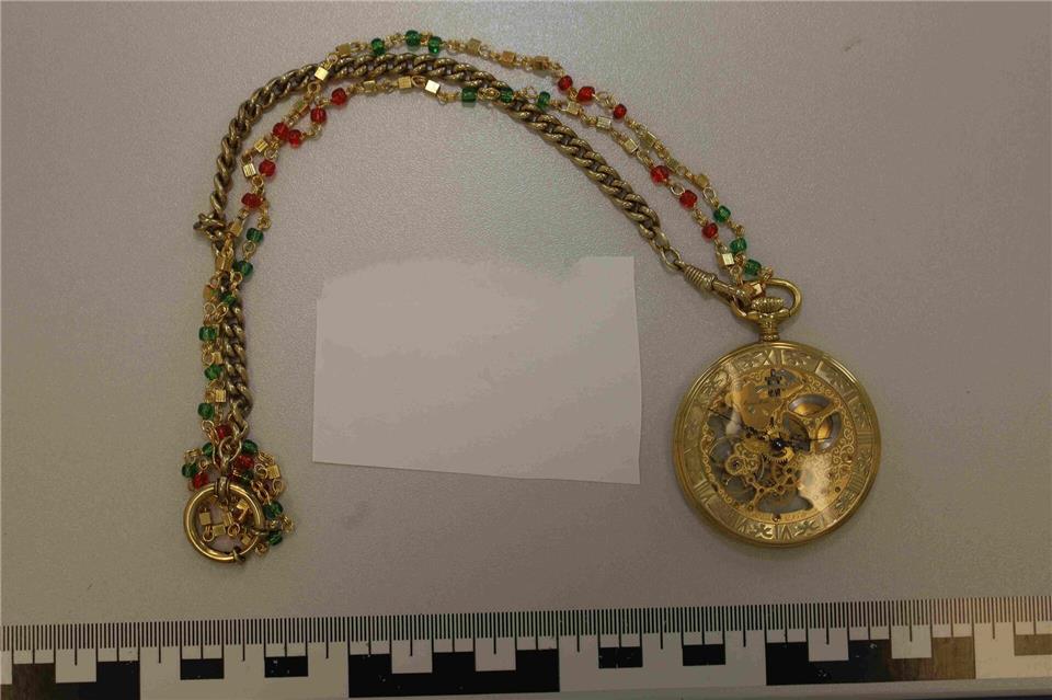 Eine Taschenuhr an einer Goldkette, die als Diebesgut gefunden wurdePolizeipräsidium Offenburg/dpa