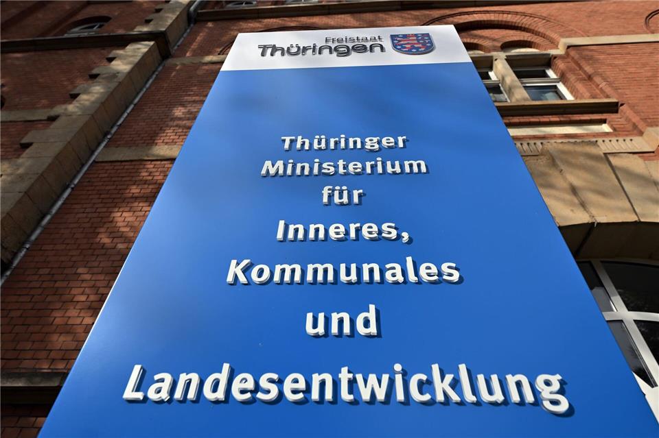 Eine Taskforce im Thüringer Innenministerium unterstützt eine Gemeinde in Südthüringen beim Umgang mit rechtsextremen Konzerten. (Symbolbild)Martin Schutt/dpa