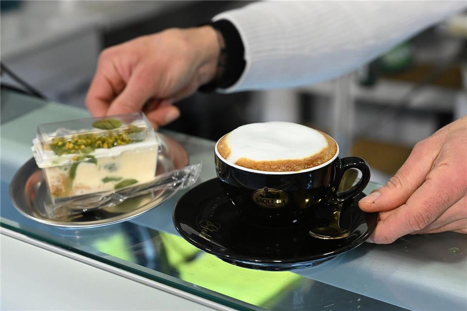Eine Tasse Cappuccino und hausgemachtes Tiramisu gehen beim Eiscafé Dolce in Frankfurt im Winter häufig über die Ladentheke.Michael Brandt/dpa