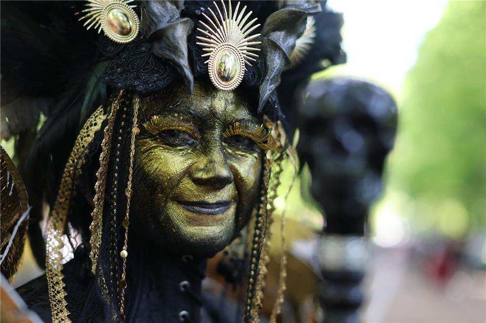 Eine Teilnehmerin beim Wave-Gotik-Treffen in Leipzig.Jan Woitas/dpa