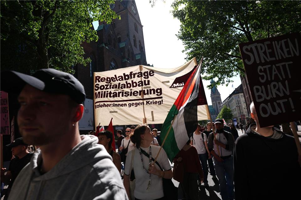 Eine Teilnehmerin der Demonstration trägt eine Palästinenser-Fahne. Marcus Brandt/dpa