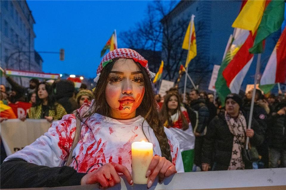 Eine Teilnehmerin der prokurdischen Demonstration in der Münchner Innenstadt.Stefan Puchner/dpa