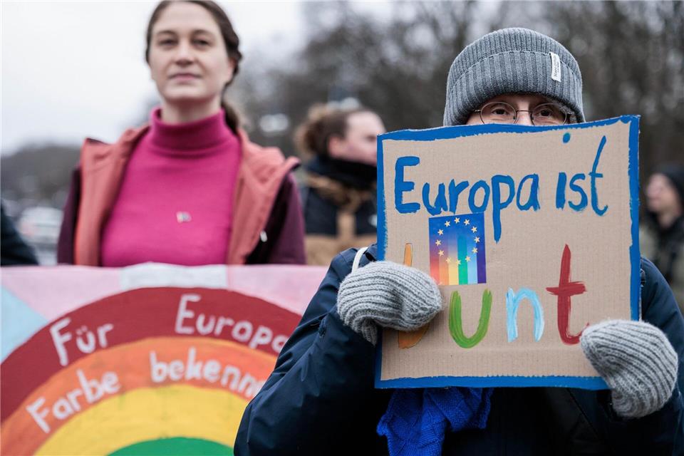 Eine Teilnehmerin hält ein Schild mit der Aufschrift „Europa ist bunt“ bei der Kundgebung der proeuropäischen Initiative „We are Europe“ für ein starkes Europa am Brandenburger Tor. Carsten Koall/dpa