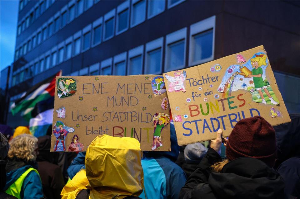 Tausende demonstrieren in NRW: „Merz muss weg“ Eine Teilnehmerin hält ein Schild mit der Aufschrift „Töchter für ein buntes Stadtbild“ bei der Protest-Aktion nach den Aussagen von Bundeskanzler Merz zu Stadtbild und Migration.Alex Talash/dpa