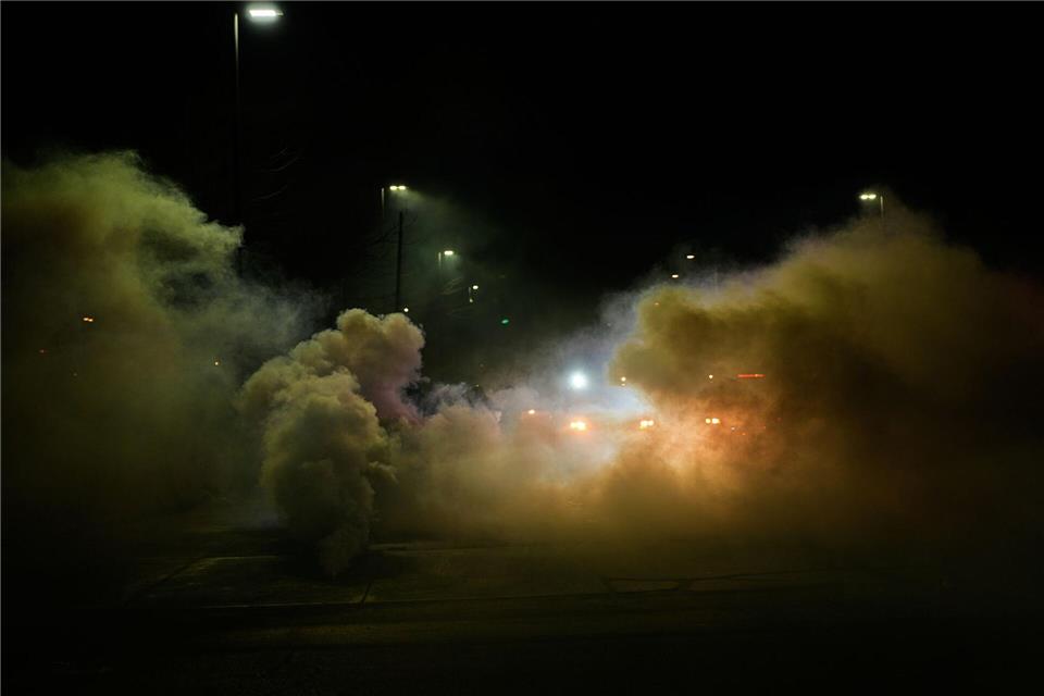 Eine Tränengaswolke, die von Bundesbeamten der Einwanderungsbehörde eingesetzt wird, steigt vor dem Bishop Whipple Federal Building in Minneapolis auf.Jen Golbeck/AP/dpa