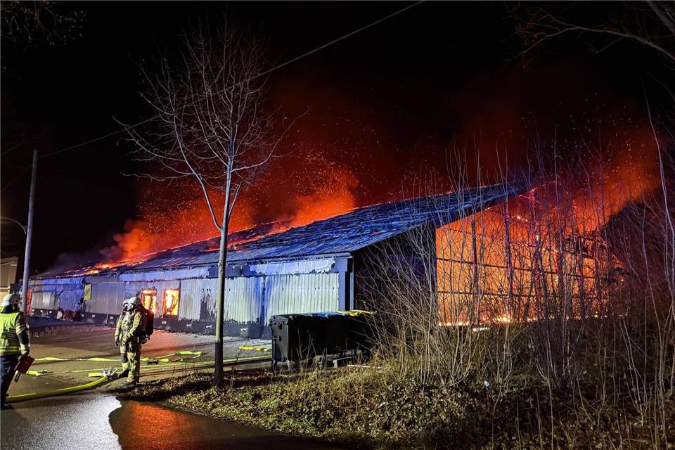 Eine Trampolinhalle in Recklinghausen brennt. (Foto aktuell)Marc Gruber/7aktuell.de/dpa