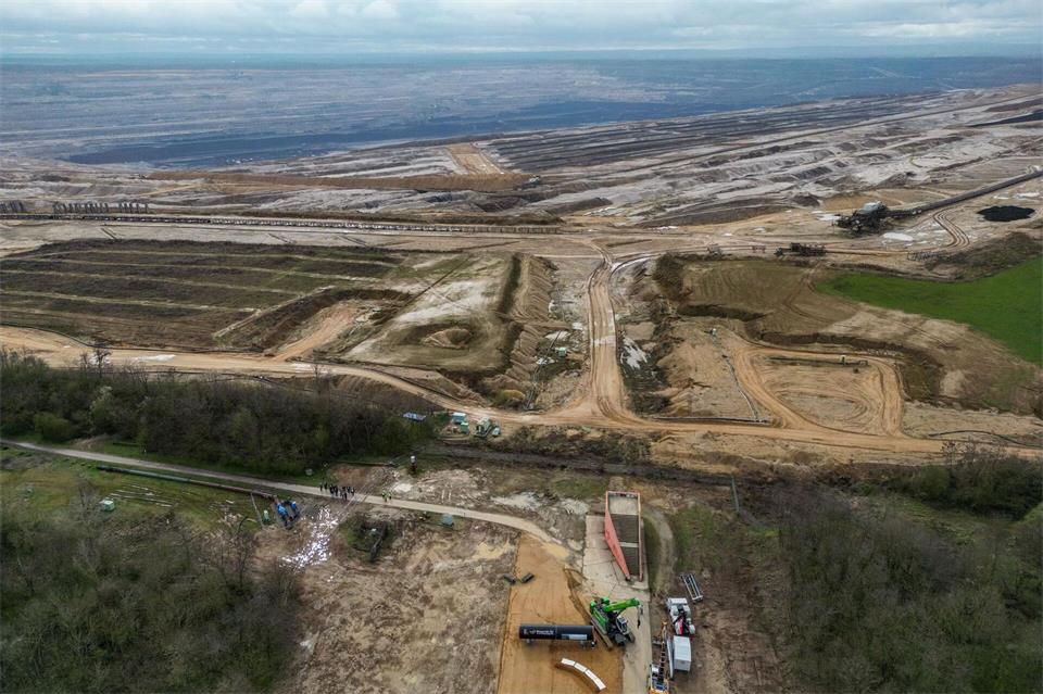 Eine Trasse für den Bau einer Rheinwassertransportleitung führt in den Tagebau Hambach. (Archivbild)Oliver Berg/dpa
