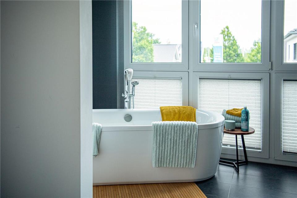 Eine Trennung „unter einem Dach“ setzt voraus, dass die Lebensbereiche konsequent getrennt werden. Das passiert nicht, wenn man sich das Bad teilt, urteilte nun ein Gericht. picture alliance/dpa/dpa-tmn