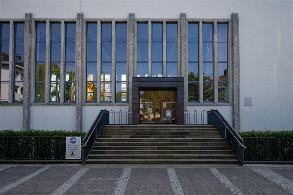 Eine Treppe führt zum Eingang der evangelischen Stadtkirche am Fronhof. (Archivbild)Henning Kaiser/dpa