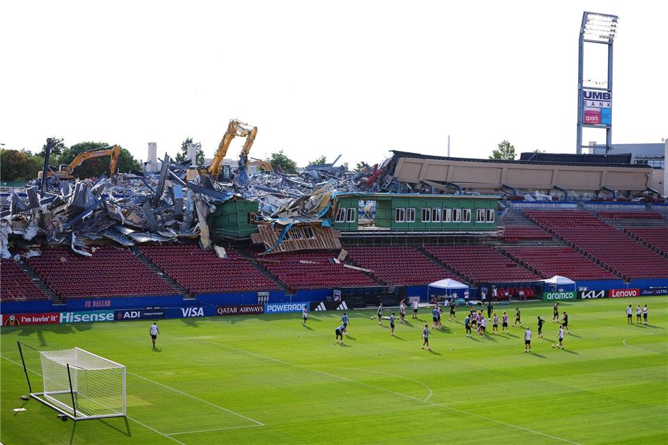 Eine Tribüne war bei Renovierungsarbeiten zusammengekracht.Julio Cortez/AP/dpa