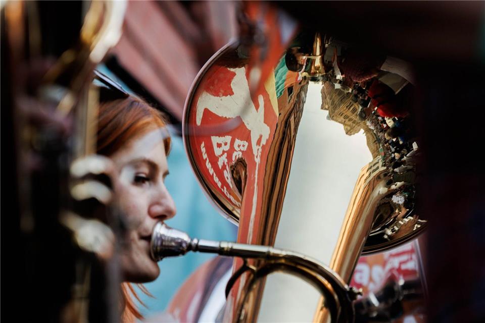 Eine Tubistin der Band „Grande Fanfare“ spielt mit der gesamten Brass-Band bei der Fête de la Musique in der Kulturbrauerei im Stadtteil Prenzlauer Berg in Berlin.Carsten Koall/dpa