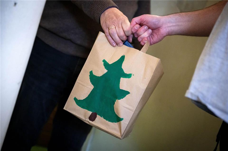 Eine Tüte mit Süßigkeiten soll Gefangenen in Bremen zu Weihnachten eine Freude bereiten. (Archivbild)Sina Schuldt/dpa