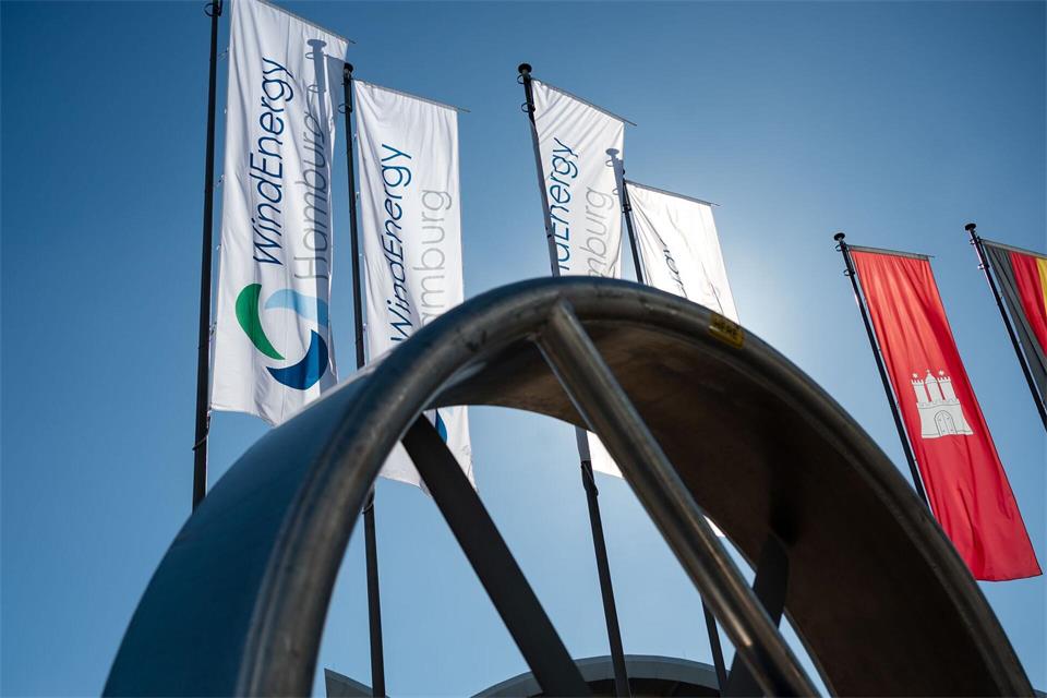 Eine Turbine steht vor den Hamburger Messehallen. Daniel Bockwoldt/dpa