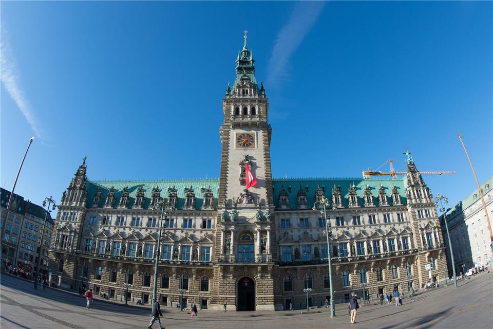 SPD laut Umfrage trotz Verlusten weiter stärkste Kraft Eine Umfrage sieht weiter eine Mehrheit für Rot-Grün in Hamburg. (Symbolbild)Daniel Reinhardt/dpa