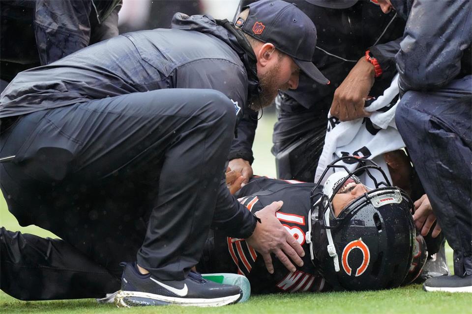 Eine Verletzung von Caleb Williams machte den Spieltag für Fans der Chicago Bears besonders bitter.Nam Y. Huh/AP/dpa