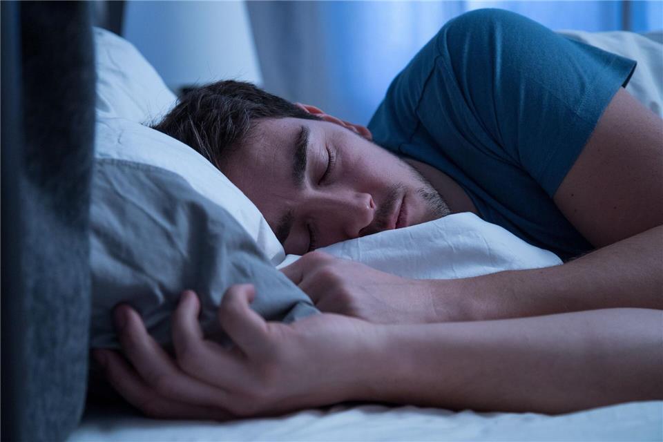 Rund um die Zeitumstellung besser schlafen - so klappt’s Eine Viertelstunde später ins Bett: Das ist eine Strategie, um die innere Uhr auf die Zeitumstellung vorzubereiten. picture alliance/dpa/dpa-tmn