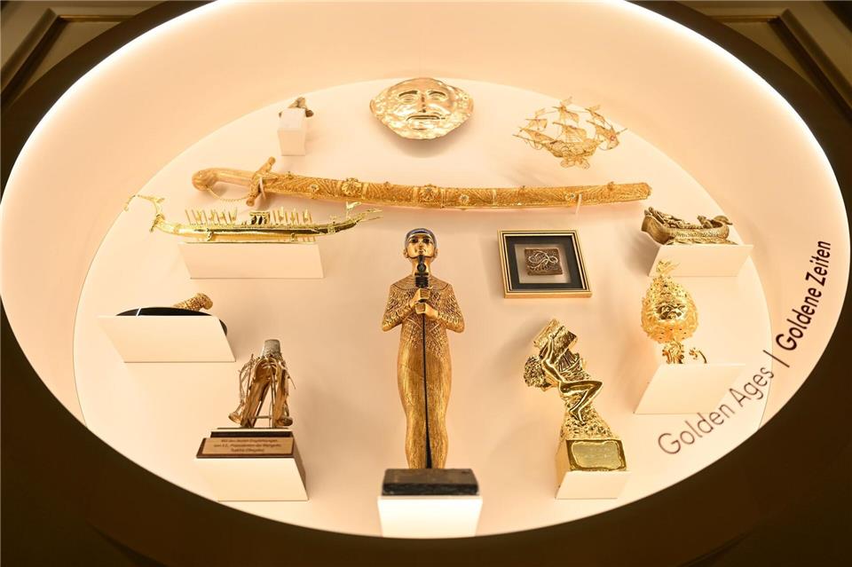 Eine Vitrine der Ausstellung enthält Goldgeschenke.Elisa Schu/dpa