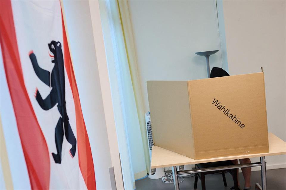Eine Wahlkabine im Wahllokal Tempelhof-Schöneberg. Annette Riedl/dpa