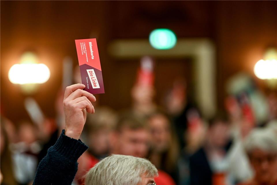 Eine Wahlkarte wird auf dem Linken-Parteitag in die Höhe gehalten. Heiko Rebsch/dpa