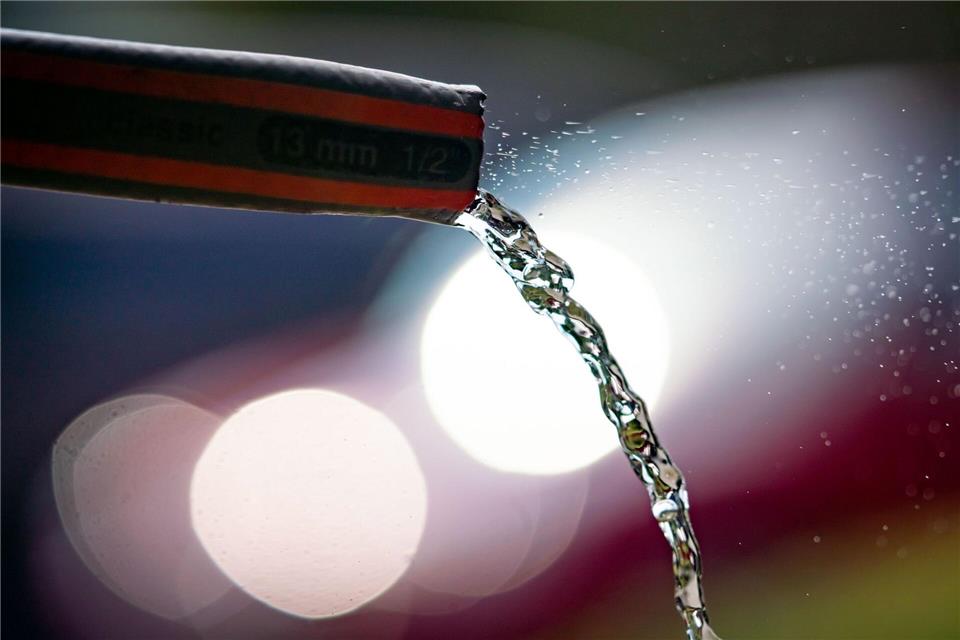 Eine Wasserknappheit ist nach Angaben der hessischen Versorger derzeit nicht zu befürchten. (Symbolfoto)Frank Rumpenhorst/dpa