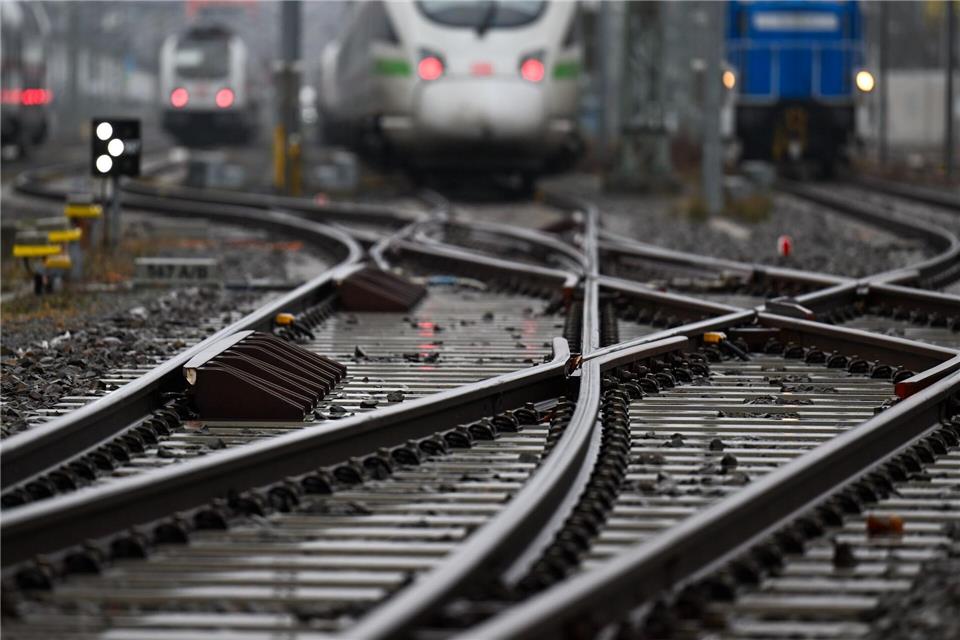 Eine Weiche wurde beschädigt. (Symbolbild)Hendrik Schmidt/dpa