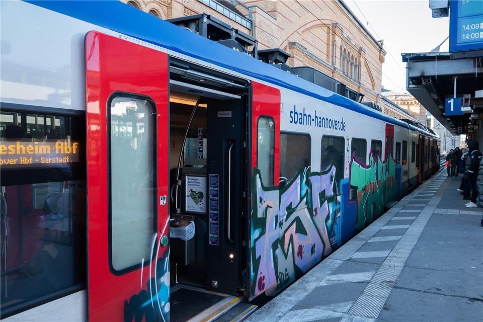 Eine Weichen- und Signalstörung sorgte bei der S-Bahn für Beeinträchtigungen. (Archivbild)Marco Rauch/dpa