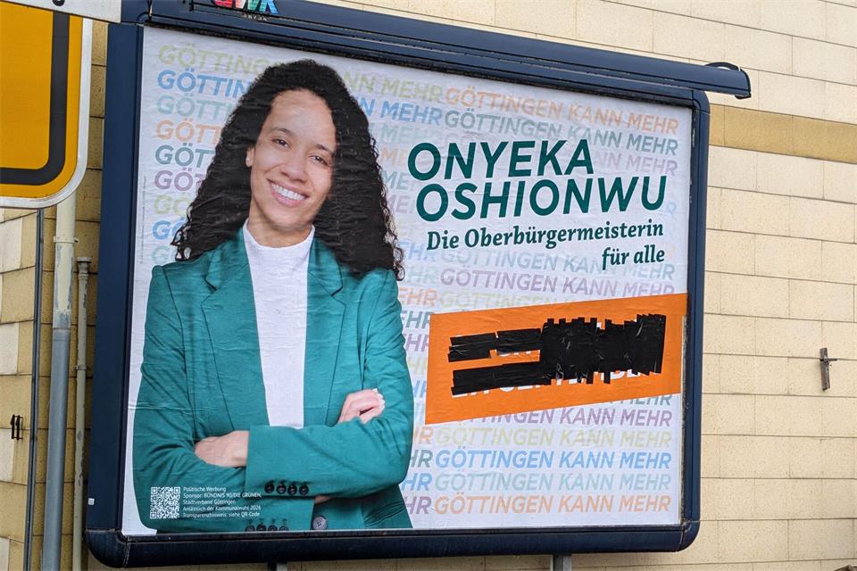 Eine Werbefirma hat frühzeitig mit der Plakatierung für die Stichwahl begonnen - noch vor Schließung der Wahllokale.Stefan Rampfel/dpa