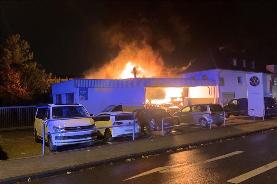 Eine Werkstatt mit angeschlossenem Autohaus brennt in Mülheim/Ruhr.-/Feuerwehr Mülheim an der Ruhr/dpa