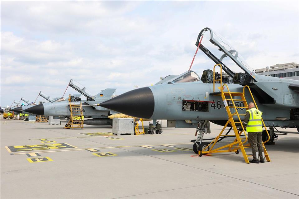 Eine Woche lang übt die Bundeswehr mit sechs Tornado-Kampfflugzeugen am zivilen Hamburger Flughafen.Bodo Marks/dpa
