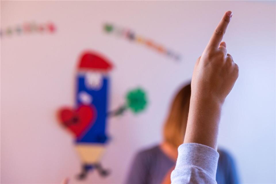 Eine Woche vor Schulbeginn sind in MV rund 100 Lehrerstellen ausgeschrieben. (Symbolbild)Jens B�ttner/dpa-Zentralbild/dpa