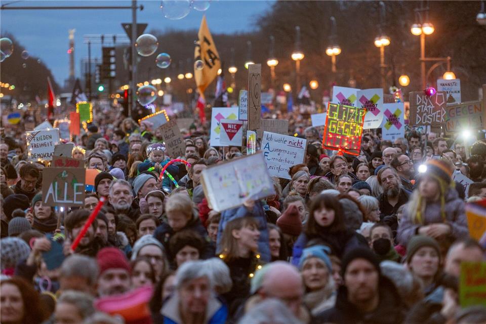 Eine Woche vor der Bundestagswahl wollen erneut Menschen in Berlin gegen Rechtsextremismus demonstrieren. (Archivbild) Christophe Gateau/dpa