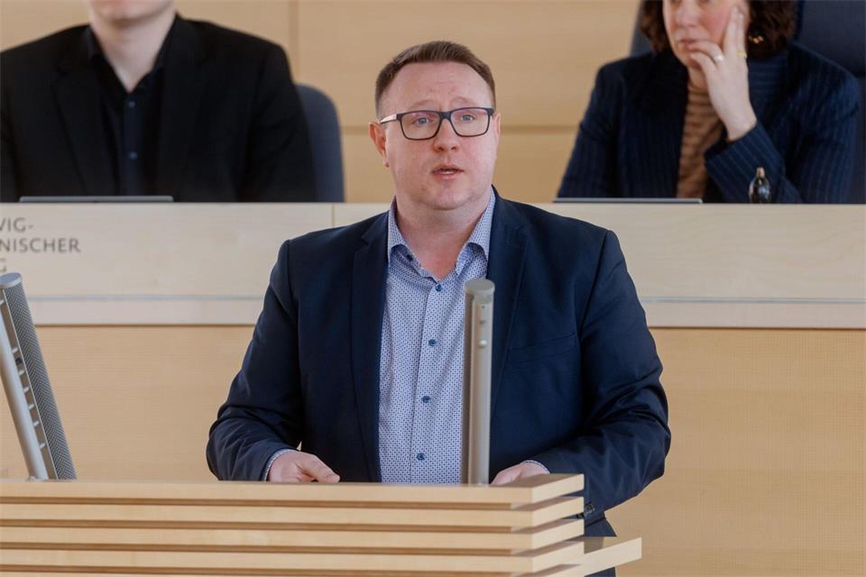 „Eine Zahl in den Haushalt zu schreiben, ist eben noch kein Sparplan“, sagte Christian Dirschauer vom SSW. (Archivbild)Markus Scholz/dpa