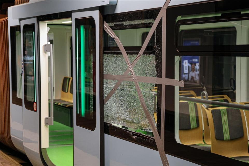 13-Jähriger soll Steine auf Schwebebahn geworfen haben Eine Zeugin hatte den Hinweis auf den mutmaßlichen Täter gegeben.Christoph Petersen/dpa