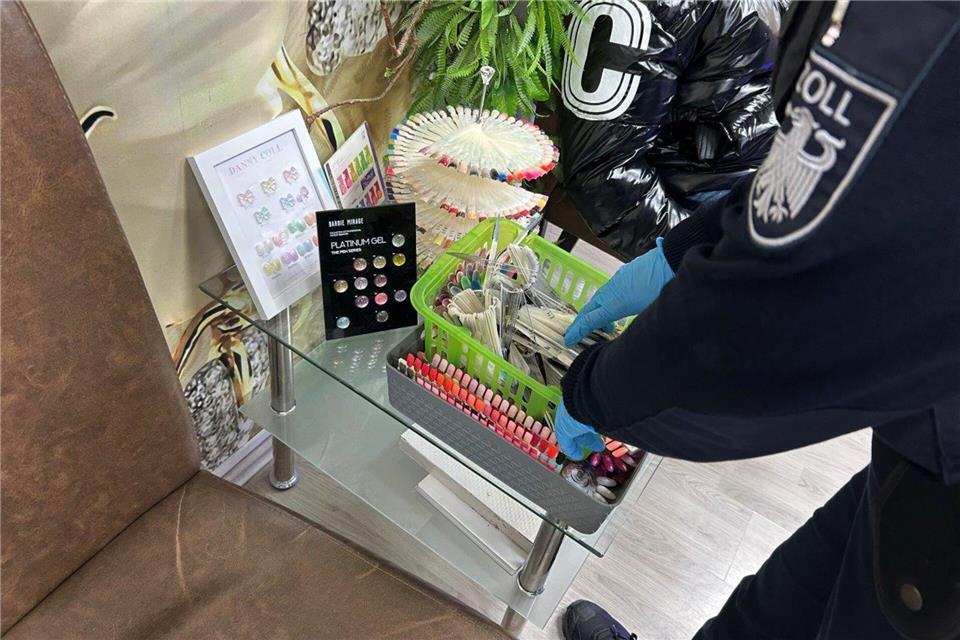 Eine Zöllnerin durchsucht im Nagelstudio.