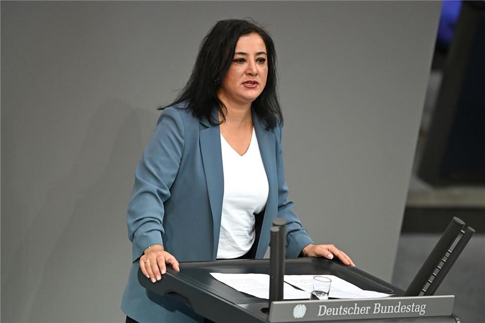 Eine Zugfahrt im Januar 2025 hat für die Linken-Bundestagsabgeordnete Gökay Akbulut ein juristisches Nachspiel. (Archivbild)Elisa Schu/dpa
