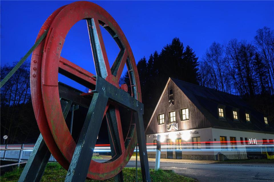 Eine alte Förderscheibe steht vor dem Markus-Röhling-Stolln in Annaberg-Buchholz. In dem Besucherbergwerk wird der alte bergmännische Brauch der Mettenschicht gepflegt. Hendrik Schmidt/dpa