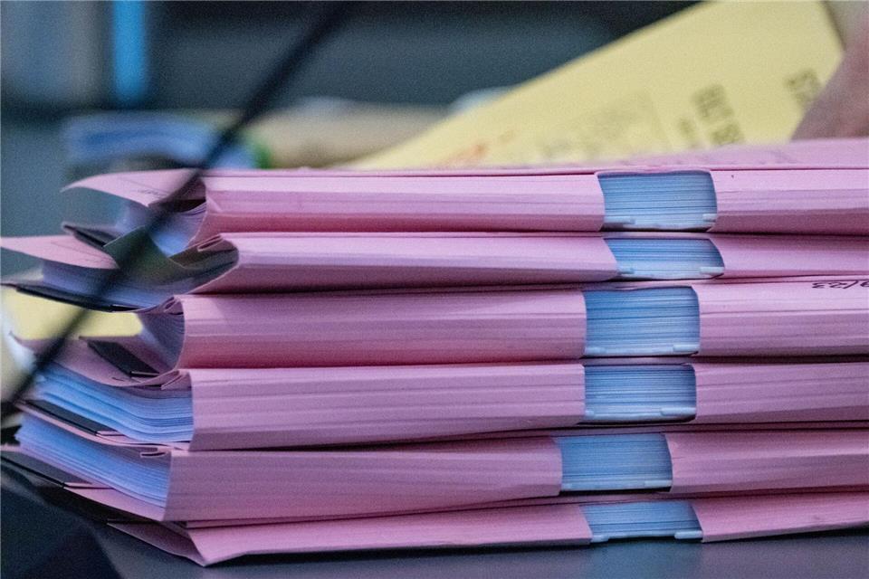 Eine angeklagte Ex-JVA-Lehrerin bestreitet einvernehmlichen Sex mit einem jugendlichen Insassen. Stefan Sauer/dpa