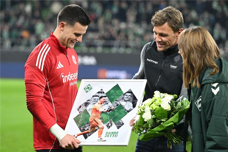 Eine angenehmere Aufgabe für Sportchef Clemens Fritz (M.) vor dem Spiel gegen Frankfurt: Die nachträgliche Verabschiedung von Ex-Werder-Torwart Michael Zetterer (l). dpa