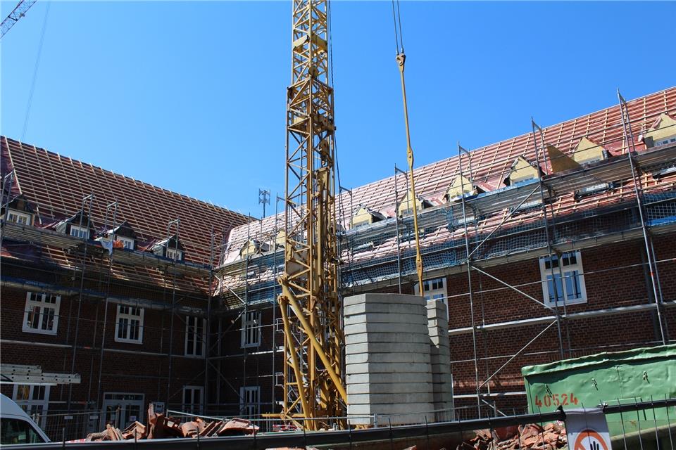 Eine auffällige Baustelle: Das Dach des Altbaus der Alexanderschule wird gedämmt und mit neuen Pfannen bedeckt.