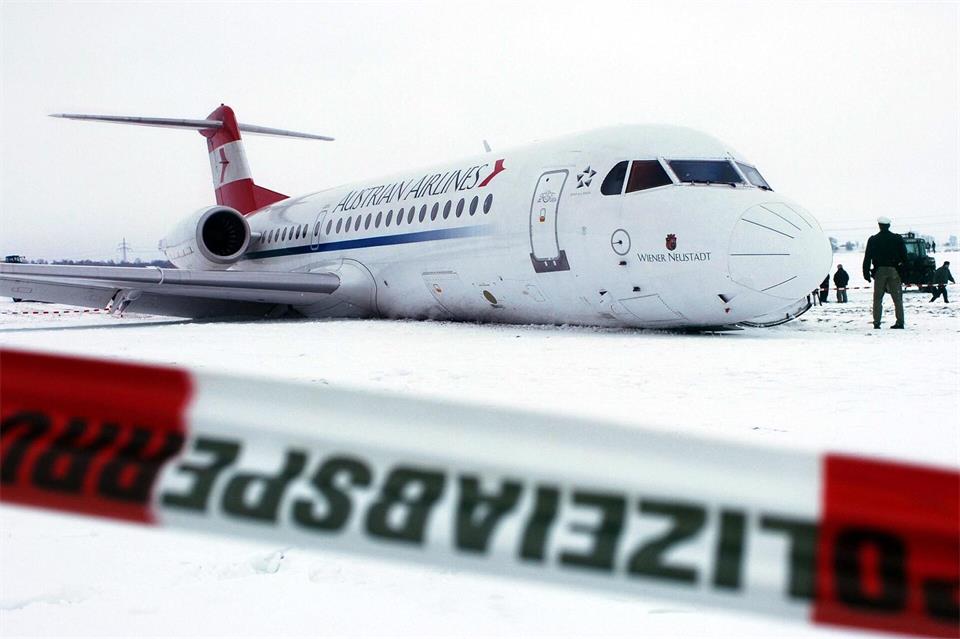 Eine aus Wien kommende Fokker 70 muss 2004 notlanden (Archivbild)Peter Kneffel/dpa