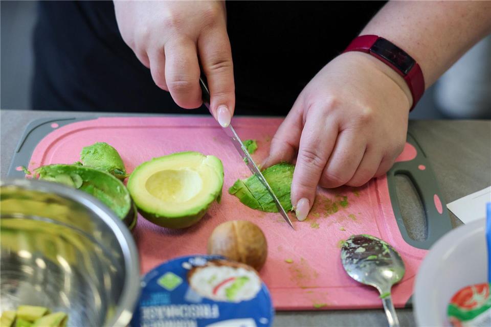 Eine ausgewogene, kalorienreduzierte Ernährung und viel Bewegung helfen dabei, auch mit einer Schilddrüsenunterfunktion erfolgreich abzunehmen. picture alliance/dpa