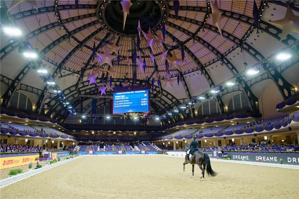 Eine beeindruckende Kulisse bietet die Festhalle in Frankfurt für das Reitturnier kurz vor Weihnachten. (Archivbild)Uwe Anspach/dpa