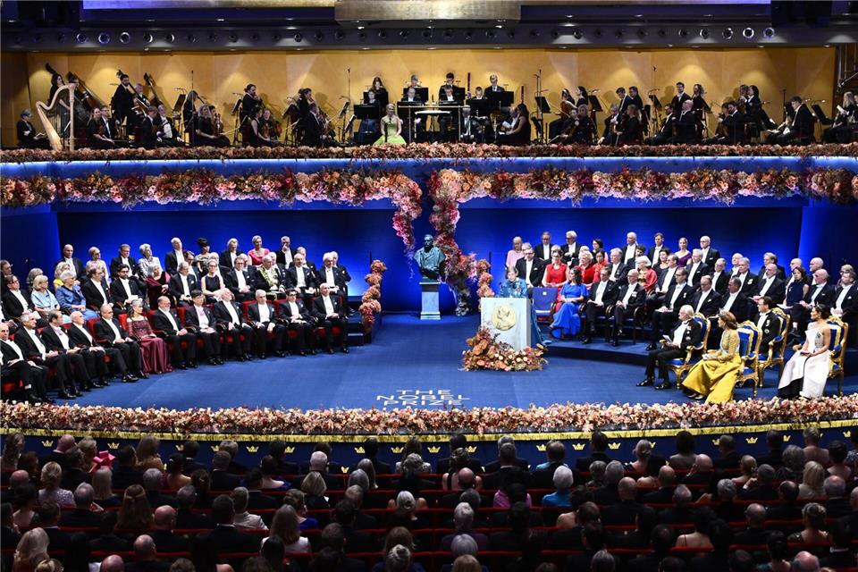 Eine besondere Feier für die Nobelpreisträger, die auf der Bühne aufgereiht in der vorderen linken Reihe sitzen.Anders Wiklund/TT News Agency/AP/dpa