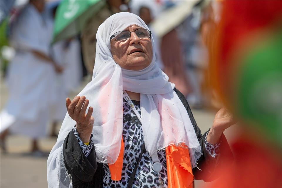Eine betende Muslimin auf dem Berg Arafat, auch bekannt als Jabal al-Rahma (Berg der Barmherzigkeit) in Mekka.