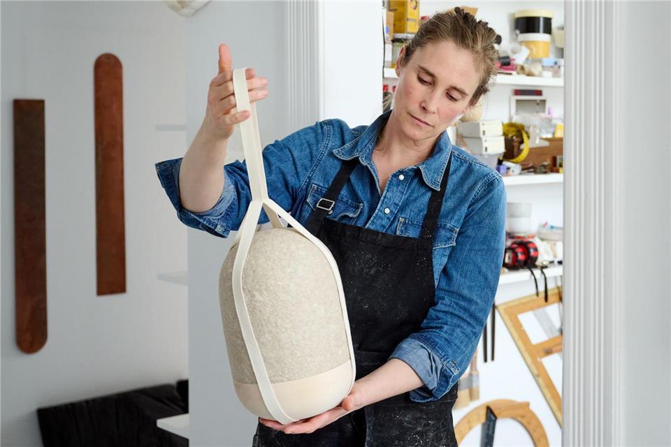 Eine biologisch abbaubare Urne einer Künstlerin aus Schwerte - sie hat dafür ein Start-up gegründet Bernd Thissen/dpa